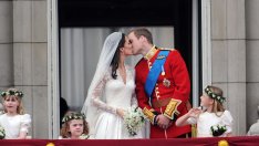 От трудната раздяла до щастливото семейство &ndash; Кейт Мидълтън и принц Уилям празнуват 15 години брак
