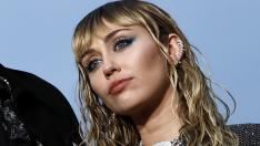 Майли Сайръс заприлича на мъж, подноси сатанински маратонки