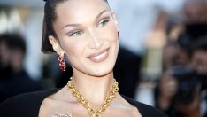 Пролетни аксесоари – Бела Хадид с позната диадема 