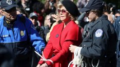 Джейн Фонда – арестувана, но с награда