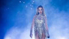 Блясък и красота – Рита Ора с полупрозрачна секси рокля на цветя