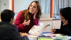 Кралска мода: В сряда Кейт носи розово