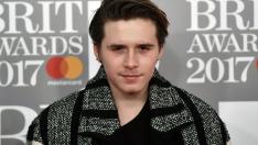 Бруклин Бекъм си татуира очите на годеницата си