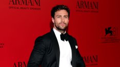 Горещ септември – Арън Тейлър-Джонсън показа секси тяло на плажа