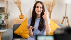 Гримиране при суха кожа – как да изглеждате бляскави и хидратирани