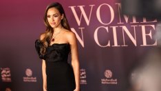 Джесика Алба беше забелязана с мистериозен мъж в Лондон