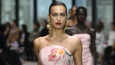 Ирина Шейк беше ослепителната звезда в модното ревю на Carolina Herrera