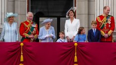 Семейни моменти: Джордж, Шарлот и Луи правят кексчета с Кейт за баба Елизабет