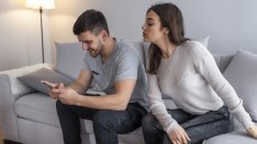 Зодиите, които шпионират половинката си 