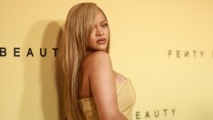 Риана притесни феновете, носейки тениска с надпис „Пенсионирах се“