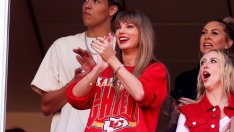 Романтично: Тейлър Суифт носи гривна с номера на фланелката на Травис Келси