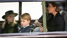 Принцеса Шарлот към принц Джордж: Трябва да се поклониш