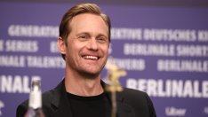 Красавецът Александър Скарсгард с подаръци за първородното си дете