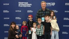 Хилария и Алек Болдуин със седемте си деца на корицата на нова книга