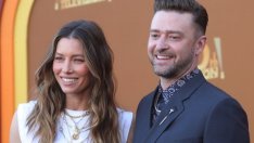 Джесика Бийл и Джъстин Тимбърлейк със снимка на синовете си