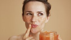 Захарен скраб – правилният начин за използването му