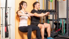 Защо седенето на стена е по-полезно от интензивното кардио