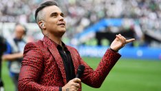 Роби Уилямс разочарова фенка, останала без сутиен