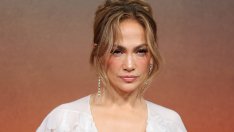 И Джей Ло спря да носи брачната си халка, промотирайки своята линия за красота