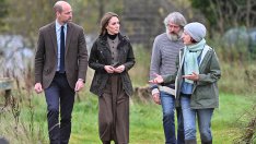 Провинцията ѝ отива – Кейт Мидълтън с перфектен тоалет за посещение във ферма