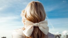 Прически пролет 2023 – Хейли Бийбър заложи на панделки