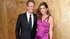 Ослепително семейство – Синди Крауфорд, съпругът ѝ и децата им блеснаха на сватба