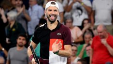 Григор Димитров излъчва класа и стил на корица на дубайско списание