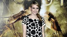 Палто с животински принт – любимото на Ема Робъртс в Holidate