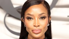 Наоми Кембъл позира гола и покрита със сребърни шипове