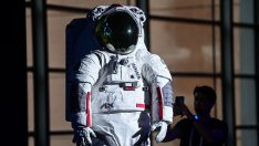 Prada се прицели в Луната – създаде костюмите за следващата мисия на НАСА