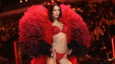 Бела Хадид позира в снега само по оскъдни бански и каубойски ботуши 