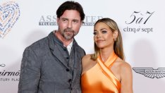 Бившият съпруг на Денис Ричардс отрича да я е насилвал физически