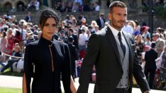 Стил и елегантност – Виктория Бекъм със специална рокля в чест на съпруга си Дейвид