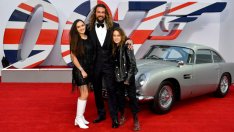 По семейно на червения килим: Джейсън Момоа с двете си деца в Лондон