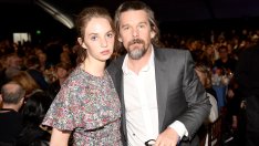 Странно: Итън Хоук се чувствал удобно да режисира секс сцените на дъщеря си Мая