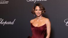 Мода в Кан – Хали Бери впечатли с рокля в бургунди, вдъхновена от стария Холивуд