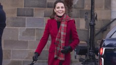 Кралска Коледа: Кейт Мидълтън с прекрасна червена рокля