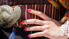 След Мексико – Мика Стоичкова учи дъщеря си на българските традиции