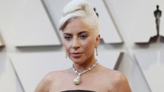 Без панталони и с пончо на Valentino: Да, това е Лейди Гага!