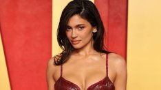 Кайли Дженър показа доста плът в червена рокля без гръб