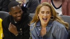 Адел подхранва слуховете за тайна сватба 