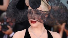 Класическата лейди Гага се завръща