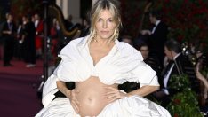Дръзка: Бременната Сиена Милър открадна шоуто на Vogue с оголения си корем