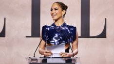 Коледни рокли – Дженифър Лопес в сексапилен червен модел