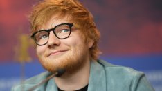 Ед Шийрън прекъсна вечерята си за селфи с екип на заведение 