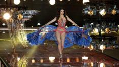 Кендъл Дженър се снима сама у дома за нова рекламна кампания