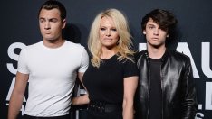 Семейна подкрепа за Памела Андерсън при дебюта ѝ на Бродуей