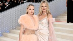 Лила Мос е олицетворение на пролетта във флорална фотосесия за Vogue