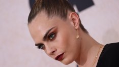 Кара Делевин се мотае в сексшоп и пие съмнителна течност от пипетка