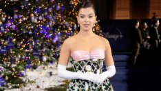 Хейли Стайнфелд връща визия от 2000 година: панталони под роклята